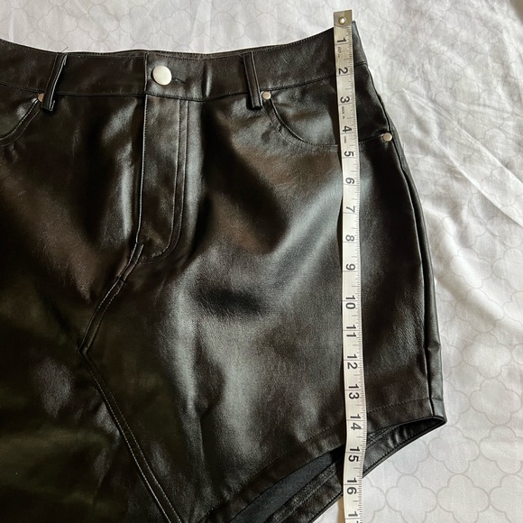 PrettyLittleThing Faux Black Leather Asymmetric Mini Skirt - Picture 5 of 9